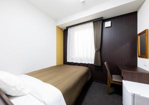 安约马奇Hotel Trend Mikawaanjo的酒店客房设有床和窗户。