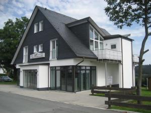 温特贝格Pension Haus Astenblick的黑白的建筑,黑屋顶