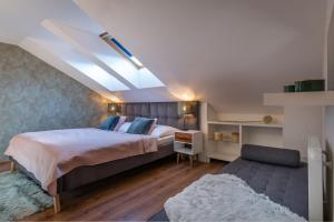 多纳瓦利Apartmanica Residence 606的一间卧室设有一张大床和天窗