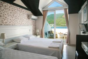 马尔马里斯城市城堡酒店的酒店客房设有两张床和窗户。