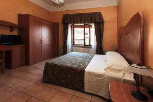 帕尔马自由住宿旅馆的一间卧室设有一张大床和一个窗户。