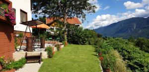 黑马戈尔Comfort and Views的一座带绿草和鲜花的庭院