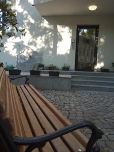 索佐波尔Guesthouse Odesos的坐在大楼前的木凳