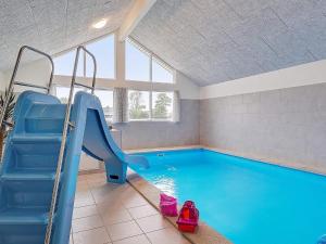 格雷诺18 person holiday home in Grenaa的一个带滑梯的游泳池