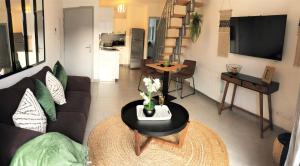 Appartement T2, vue lac, climatisé, parking, tout confort的休息区