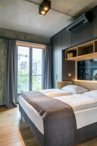 柏林Downtown Apartments Mitte的一间卧室设有一张大床和一个大窗户