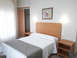 莫格尔Hostal Montemayor的卧室配有白色的床和2张桌子