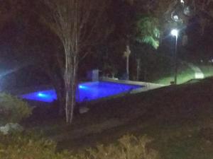 伊塔佩瓦谢德路斯旅馆的夜晚的游泳池,灯光蓝色