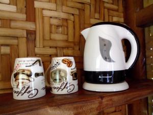曼巴豪尼帕甘米银时尚度假村的木架上三个咖啡杯