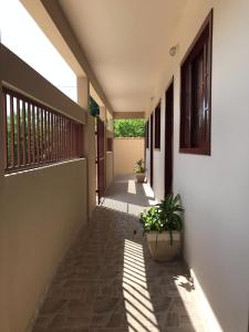 乌巴图巴Recanto Lorenzi - Apartamentos的一座有盆栽植物的房子的空走廊