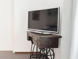 蒂宾根Gästewohnung Jakobsgasse的梳妆台上方的电视,电视上方