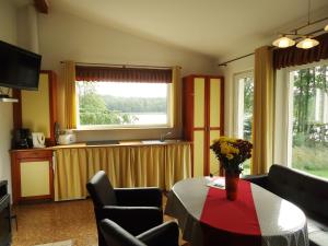 Reimershagen叙维森菲瑞恩哈森酒店的客厅配有桌椅和窗户。