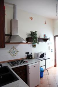 巴格里亚唐娜利亚公寓的厨房配有炉灶和微波炉。