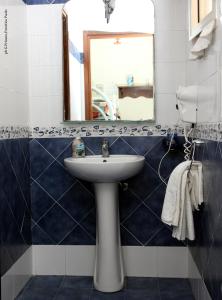 巴格里亚唐娜利亚公寓的一间带水槽和镜子的浴室