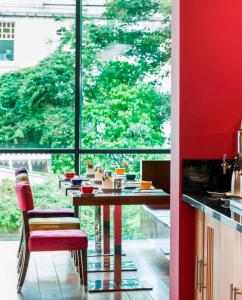 阿伯丁雷迪森公园阿伯丁客栈的厨房拥有红色的墙壁,配有桌椅