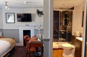 伦敦Admiral Hardy的一间带书桌的卧室和一间带淋浴的浴室