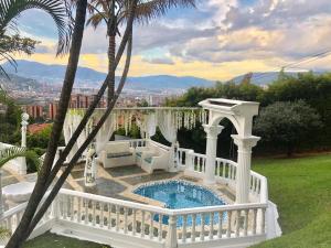 Medellín Mansion luxury内部或周边泳池景观