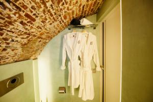 乌得勒支UKI-Hotel的挂在门边墙上的白色长袍