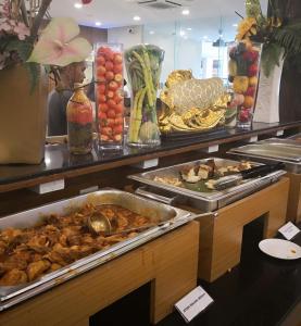 马六甲3 Bedrooms at Lagoon Park Resort的自助餐,展示了多种不同类型的食物