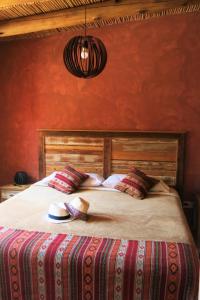 蒂尔卡拉Casatilcara Cabañas的一间卧室设有一张带红色墙壁的大床