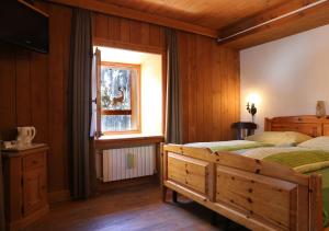利维尼奥白塔卢勒塔住宿加早餐旅馆的一间卧室设有两张床和窗户。