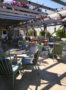 蒂加基Ipanema Hotel的庭院里摆放着几把椅子和桌子