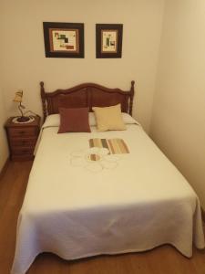 JaurrietaCasa Ayabe的卧室配有一张带两个枕头的大白色床
