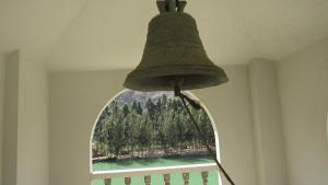 卢那欢纳归扎多波蒂略庄园度假村的窗户顶上带铃的灯