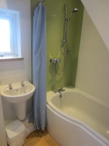 圣贾斯特YHA兰斯酒店的一间带水槽、浴缸和淋浴的浴室