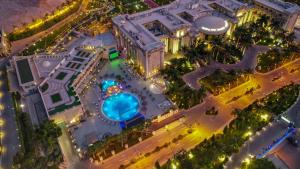 开罗Al Masa Hotel Nasr City的享有大楼的顶部景色,在晚上设有游泳池