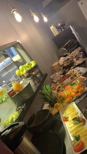 阿克雷里Centrum Hotel的厨房里放着一大堆水果和蔬菜