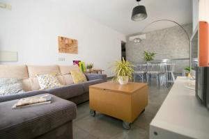 托罗克斯科斯塔Playa Wifi AA Limpieza的客厅配有沙发和桌子