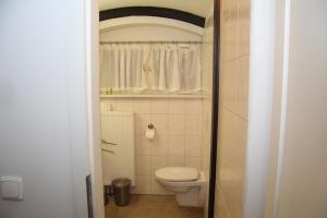 波茨坦库尔甘穆尔公寓的一间带卫生间和窗户的小浴室