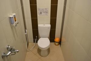 日惹巴杨卡拉小屋酒店的浴室位于隔间内,设有白色卫生间。