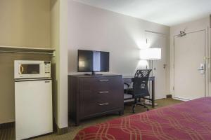 莱斯布里奇莱斯布里奇伊克诺套房旅店的酒店客房配有一张床和一张带微波炉的书桌