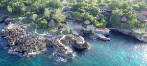 尼格瑞尔腾信彭酒店的水面上岛屿的空中景观