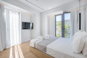 雅典奈珀拉斯公寓的白色的卧室设有床和大窗户