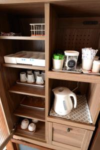 富山Guesthouse Iwase的配有茶壶的木柜