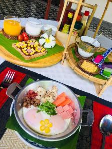 彭世洛Baan Sithepaban Guesthouse的餐桌,饭碗和一盘食物