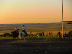 比利亚尔潘多Hotel Cañada Real的一群人骑着马在土路上