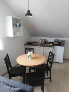 德鲁斯基宁凯Atostogų namai的小厨房配有桌椅和桌子