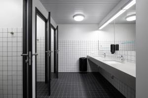 塔林Neotel的浴室设有2个水槽和镜子