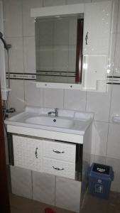 KobokoThe Pearl Inn的一间带水槽和镜子的浴室