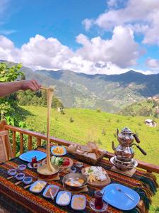 里泽Bungi dağ evleri的一张桌子,上面放着食物,享有山景