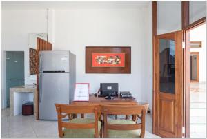 登巴萨Koolkost near Padang Galak Beach的厨房配有木桌和冰箱。