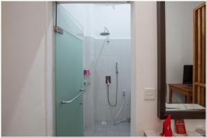 登巴萨Koolkost near Padang Galak Beach的带淋浴的浴室,带玻璃门