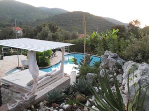 科尔丘拉Relax tiny villas 40 meters of the beach的一座别墅,设有游泳池和山脉