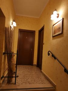 加比亚诺Affitta Camere Il Commercio的走廊上设有黑色的门和楼梯间