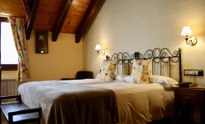 维拉诺瓦卡萨阿卡斯酒店的一间卧室,卧室内配有一张大床