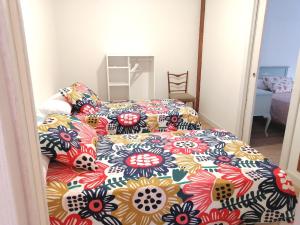 洛格罗尼奥Casa MILA , Centro Histórico的一间卧室配有一张带五颜六色棉被的床